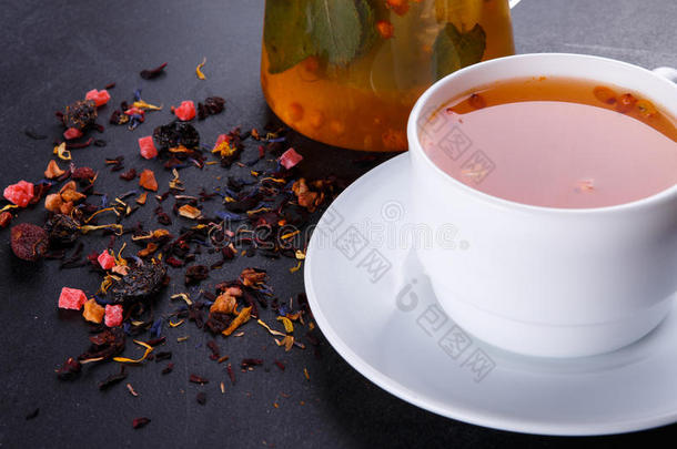 成果茶水和切成片关于柠檬.混合药草的花的成果茶水wickets三柱门