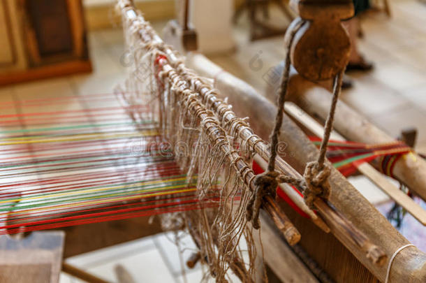 关-在上面关于古代的传统的手编<strong>织布机</strong>或编雨衣