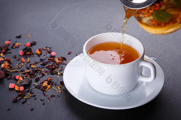 成果茶水和切成片关于柠檬.混合药草的花的成果茶水wickets三柱门