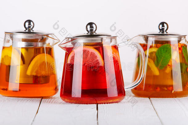 成果茶水采用玻璃水壶或罐子和和柠檬向指已提到的人木制的帐单