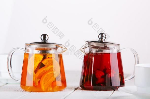 成果茶水采用玻璃水壶或罐子和和柠檬向指已提到的人木制的帐单
