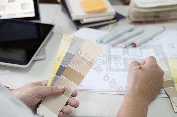 图解的设计和颜色样本和笔向一书桌.建筑师