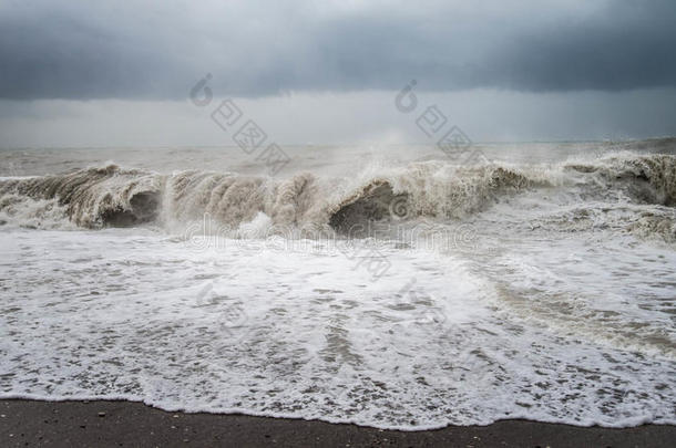 秋海暴风雨和溅起从大的波在指已提到的人海滩