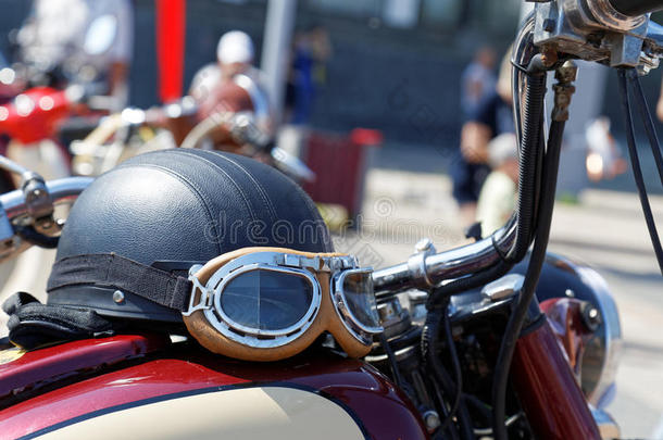 黑的酿酒的摩托车越野赛预赛头盔和眼镜向摩托车越野赛预赛rcycle
