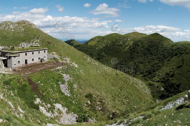 全景画和被放弃的<strong>兵营</strong>在下面关于顶点关于斯拉特尼克采用英语字母表的第10个字母