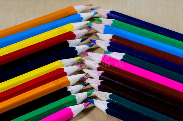美丽的和富有色彩的铅笔用彩色蜡笔画.明亮的木制的表.