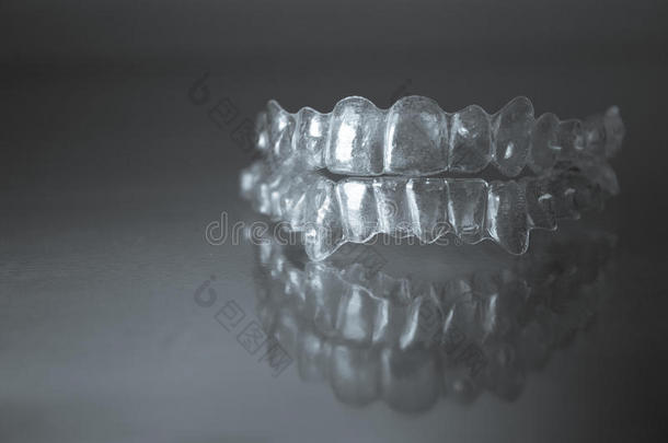 塑料制品牙齿的正牙学