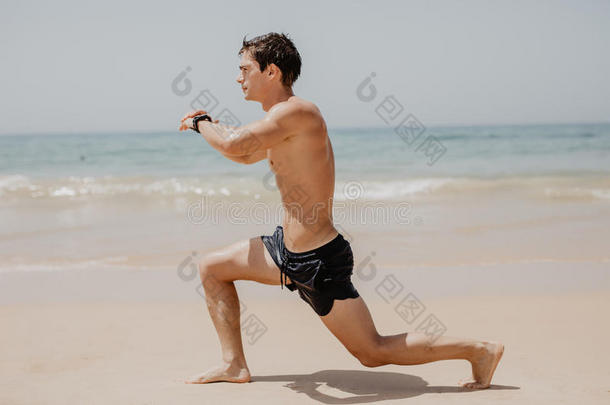 积极的运动员赛跑者跑步向沙的海滩.男人l向g用于跳跃的一