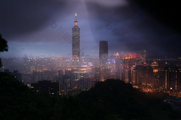 台北101摩天大楼从象山