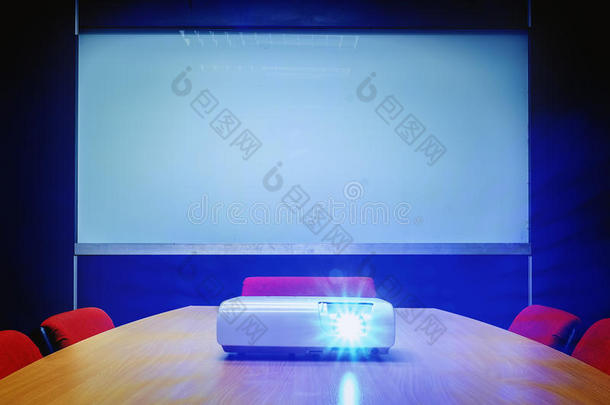 会议房间和蓝色光从放映机