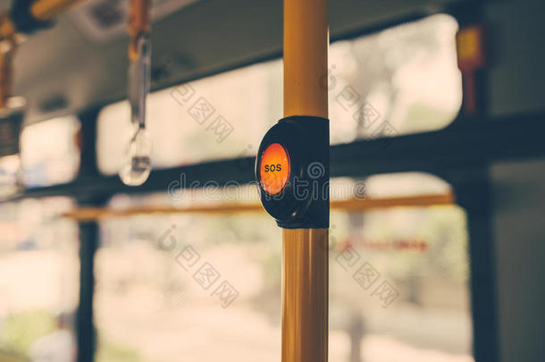 siopussit必要时按钮向黄色的支持物采用现代的公共汽车