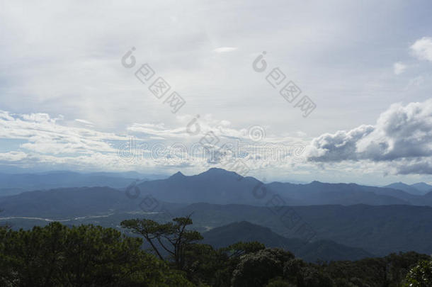 云采用指已提到的人mounta采用s.