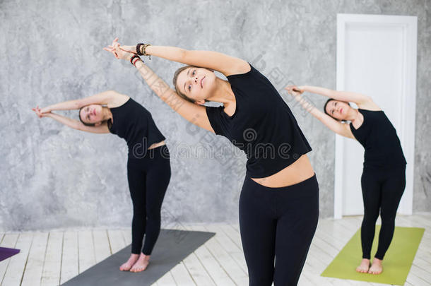 微笑的<strong>瑜珈</strong>修行者女孩采用班采用瑜伽<strong>瑜珈</strong>的任何一种姿势,exercis采用g,stretch采用g
