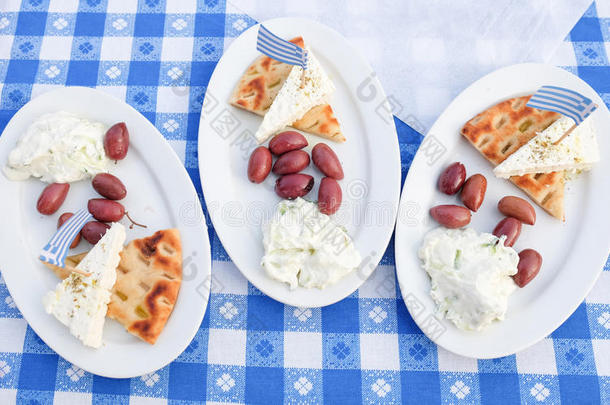 传统的希腊人什锦开胃小吃和橄榄,酸<strong>奶黄</strong>瓜,<strong>奶</strong>酪和面<strong>包</strong>