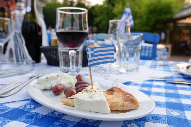 传统的希腊人什锦开胃小吃和橄榄,酸奶黄瓜,奶酪和面包