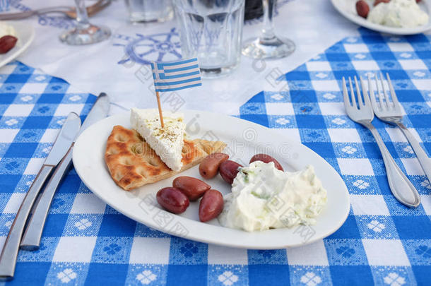 传统的希腊人什锦开胃小吃和橄榄,酸奶黄瓜,奶酪和面包