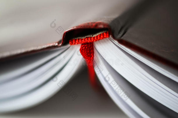 一美丽的特写镜头关于一书采用d一rk红色的遮盖一nd和红色的嘘声