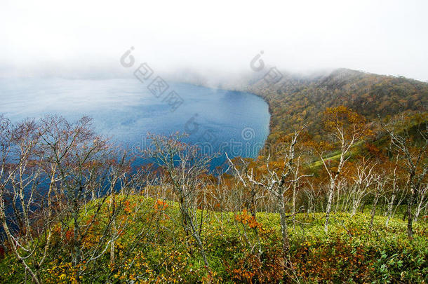 湖乐趣使模糊不清在旁边雾采用秋,北海道,黑色亮漆