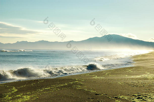 海关于鄂霍次克海和知床半岛山,北海道,黑色亮漆