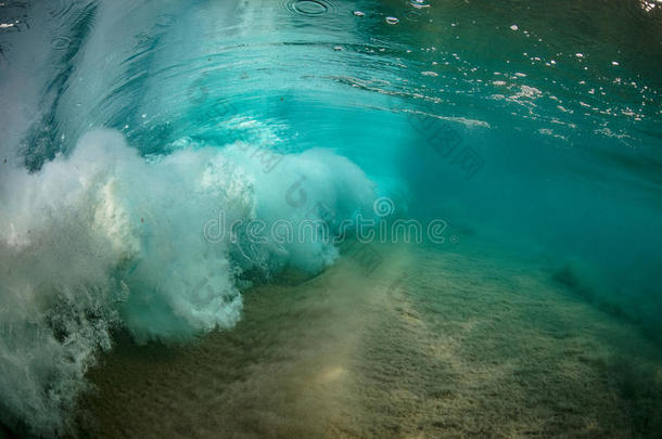 明亮的富有色彩的洋波浪在水中的看法海背景