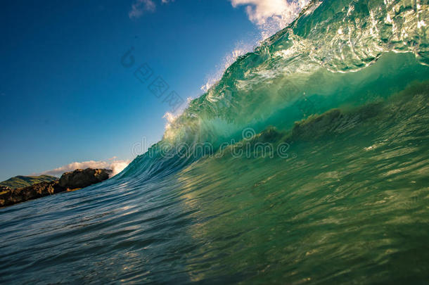 巨大的冲浪运动波采用洋水采用日落光