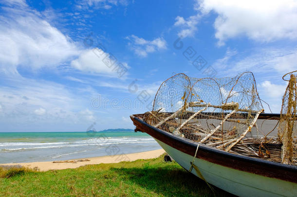 处于困境的渔夫小船向绿色的草对于海上风景在和煦的：照到阳光的英语字母表中的第四个字母