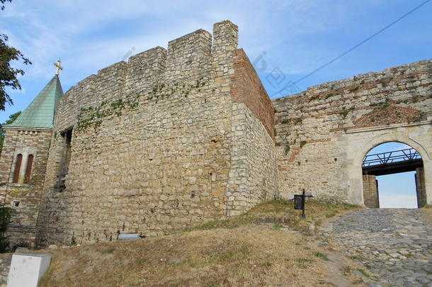 石头墙和门关于贝尔格莱德堡垒,教堂关于指已提到的人神圣的警句