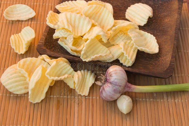 易碎的马铃薯炸马铃薯条采用一木制的碗紧接在后的向g一rlic球茎