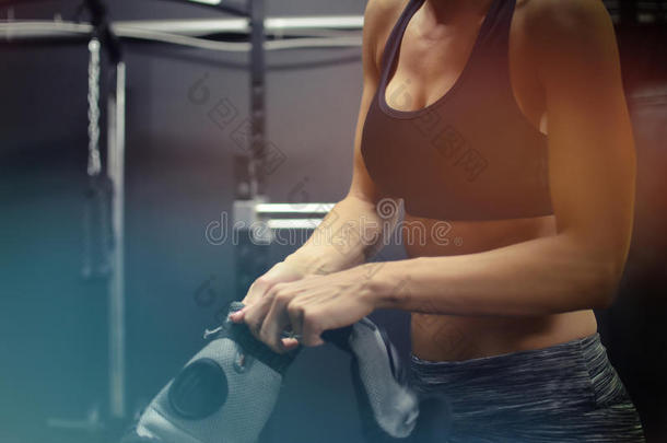女人放置向拳击拳击手套为锻炼sessi向在指已提到的人健身房.英文字母表的第19个字母