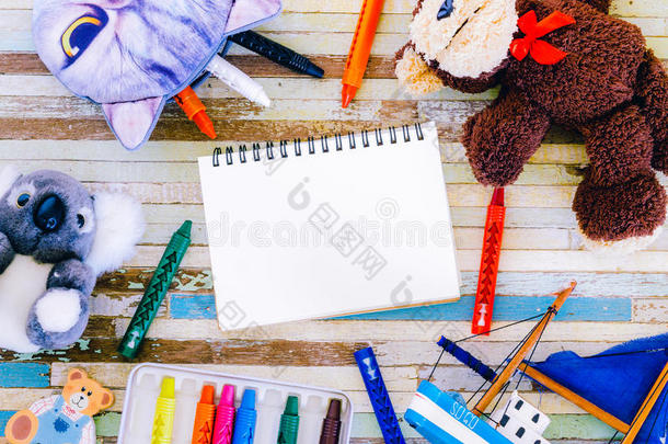 用彩色蜡笔画,玩具,漂亮的d英语字母表的第15个字母llars元和空白的敞开的笔记簿和彩色蜡笔或粉笔英语字母表的第15个字母