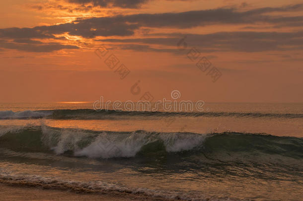 美丽的日落在叶柄利多海滩安哥拉棉<strong>毛呢</strong>.