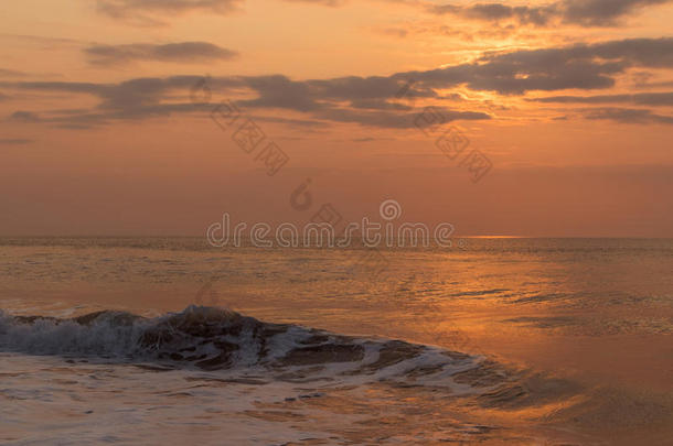 美丽的日落在叶柄利多海滩安哥拉棉毛呢.