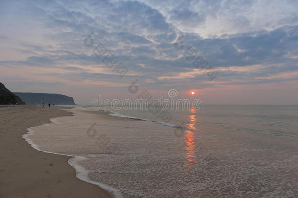 美丽的日落在叶柄利多海滩安哥拉棉<strong>毛呢</strong>.
