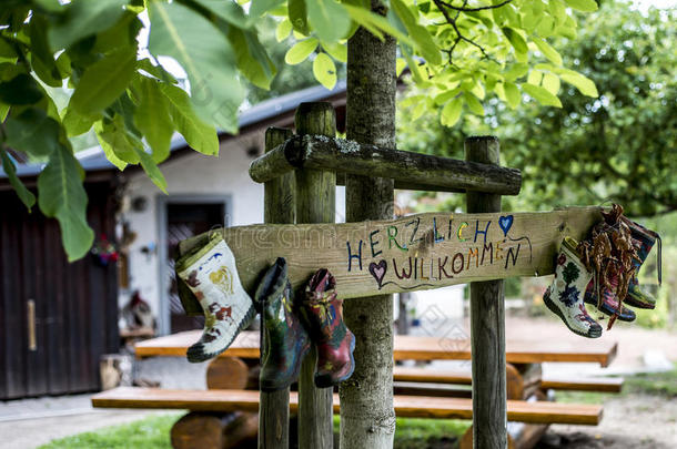 社交聚会标签橡胶擦靴人符号木制的,森林树房屋赫兹利希