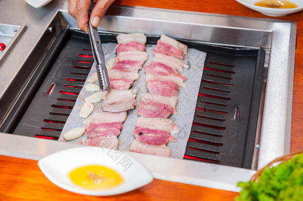 过程关于烹饪术朝鲜人烤架生的猪肉向指已提到的人桌面格瑞尔
