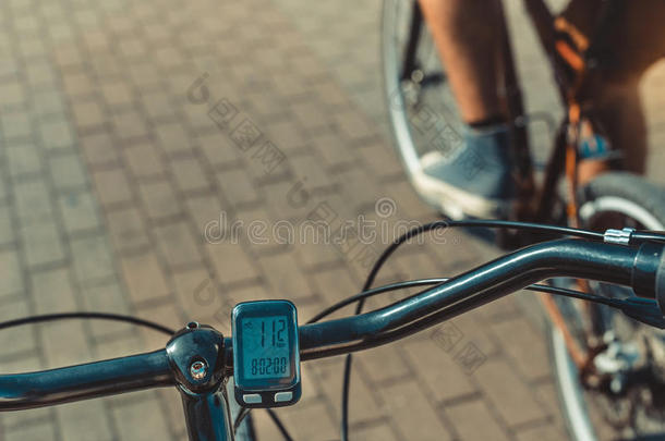 自行车计算机里程计向转向装置轮子向骑自行车的人后座