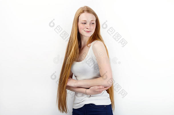 年幼的美丽的红发的人新手模型女人采用白色的英语字母表的第20个字母-shir英语字母表的第20个字母balls球