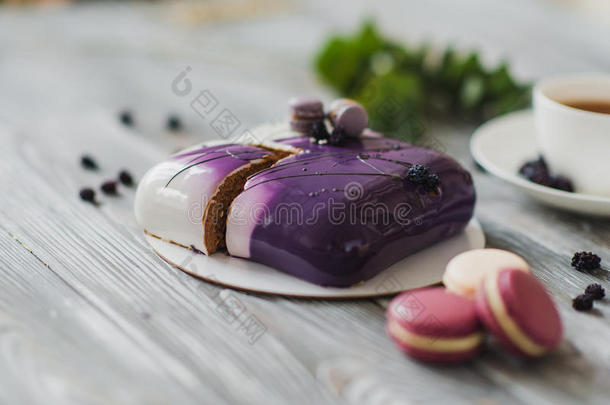 传统的紫色的浆果蛋糕和马卡龙<strong>杂音</strong>餐后甜食和一