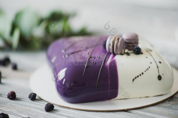 传统的紫色的浆果蛋糕和马卡龙杂音餐后甜食和一