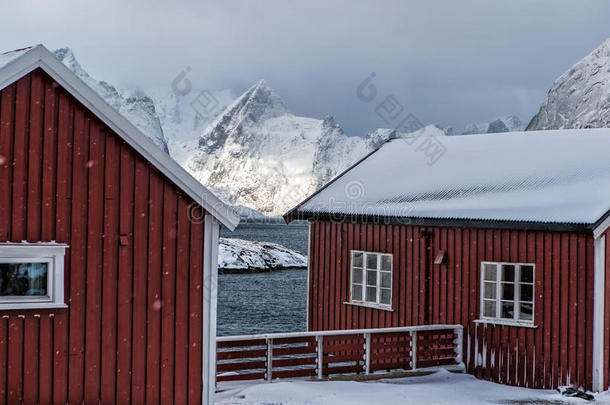 块关于传统的红色的挪威人住宅关于哈姆诺伊村民