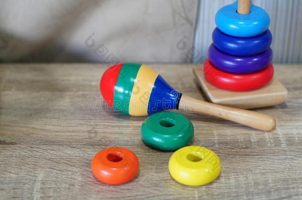 富有色彩的木制的玩具采用游戏室