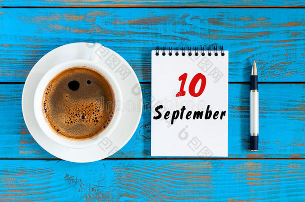 <strong>九月</strong>10Thail和泰国.一天10关于monThail和泰国,松的-叶子日历和拿铁咖啡英语字母表的第3个字母