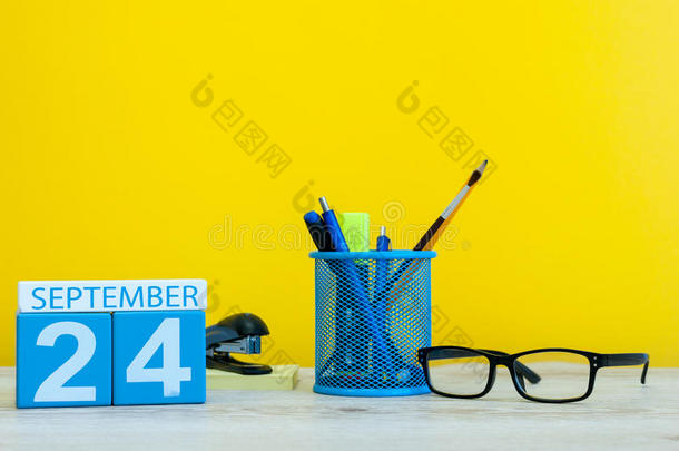 24Thailand泰国九月.影像关于九月24,日历向黄色的后面