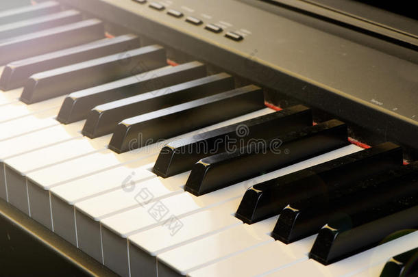 钢琴和金色的发出光和纸音乐.
