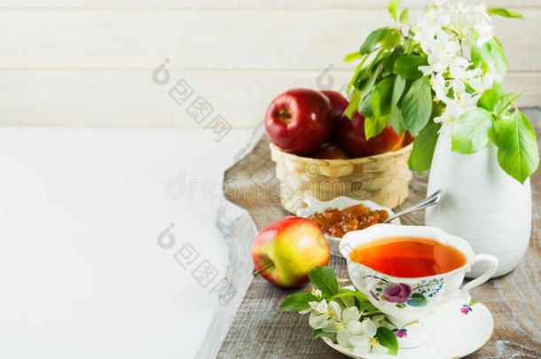 茶水杯子和苹果果酱复制品空间