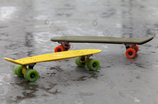 面看法关于滑板和红色的和沟轮子采用溜冰公园