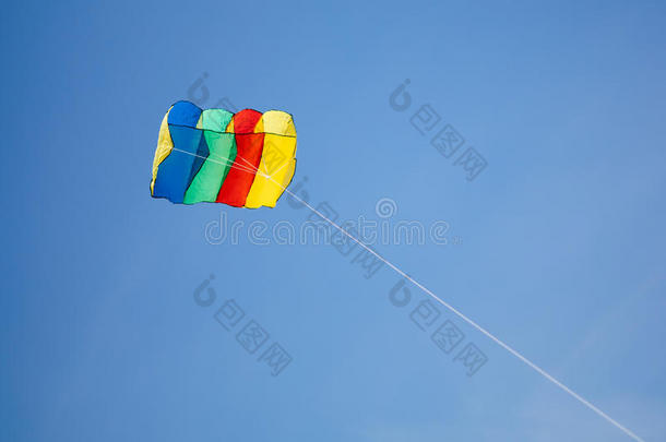 富有色彩的<strong>风筝</strong>向蓝色天背景