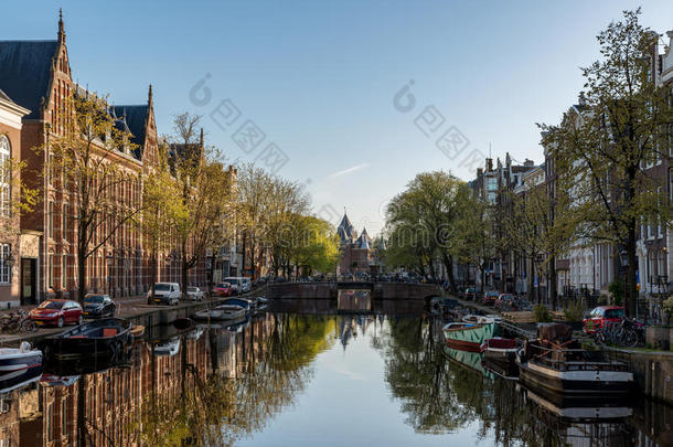 运河关于阿姆斯特丹在早晨.阿姆斯特丹是（be的三单形式指已提到的人首都和生态种群