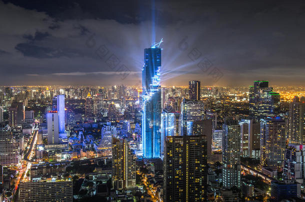 马哈纳科恩塔在扇形棕榈细纤维城市和地平线在夜,泰国