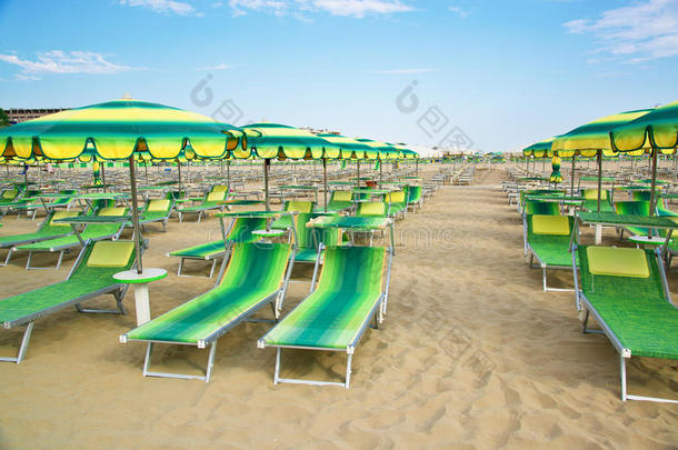 绿色的伞和轻便马车休息厅向指已提到的人海滩关于里米尼采用interfacetestapter界面测试适配器